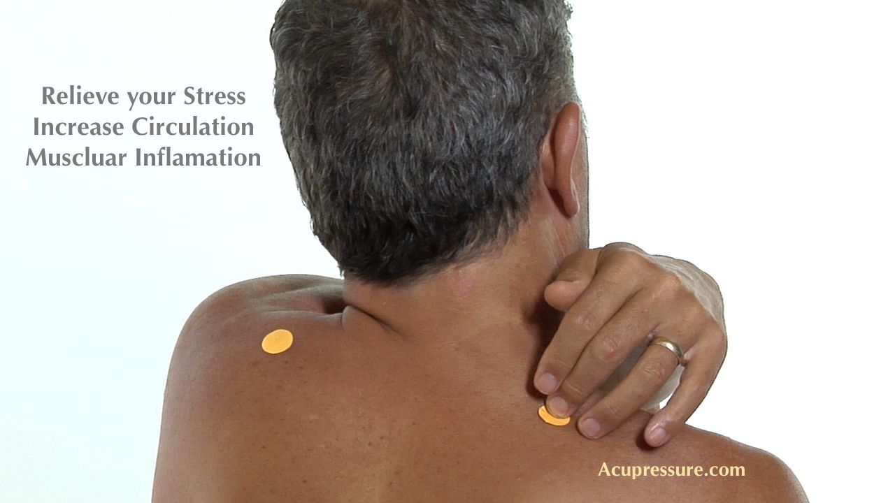  Acupressure points on a man shoulder 