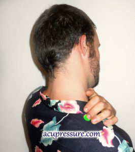 Man holding acupressure point GB 21.
